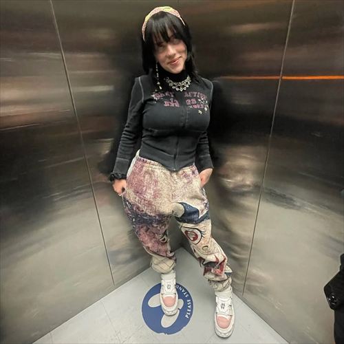 ビリーアイリッシュエロおっぱいワレメ食い込みライブ