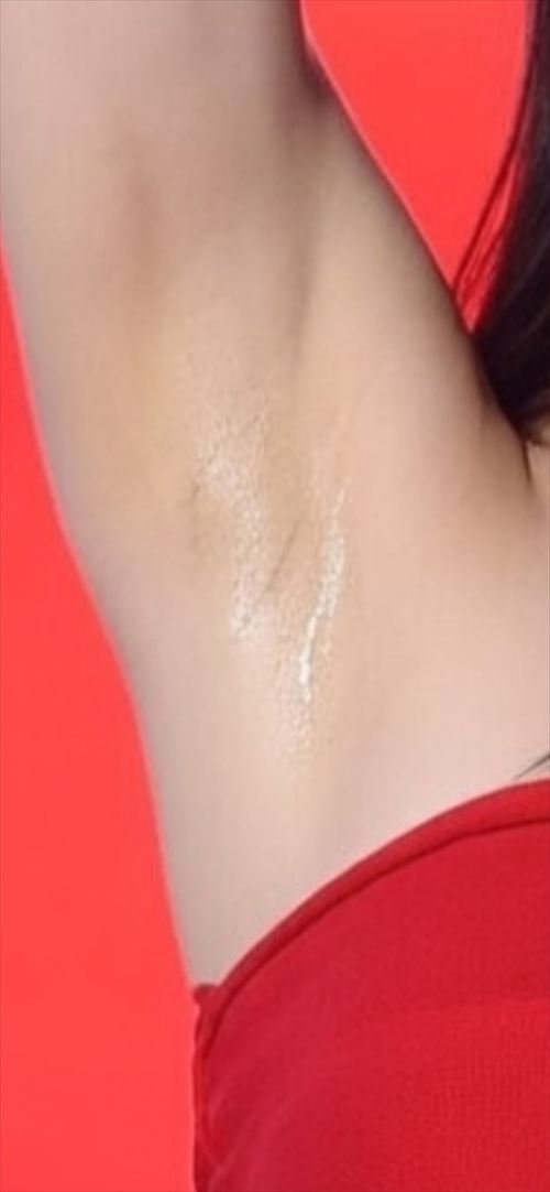 宮脇咲良エロ腋汗ライブグラビア水着おっぱい