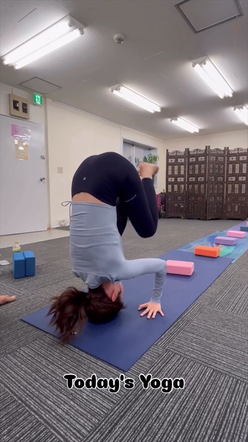 滝菜月アナエロヨガポーズ尻の膨らみレギンス食い込み