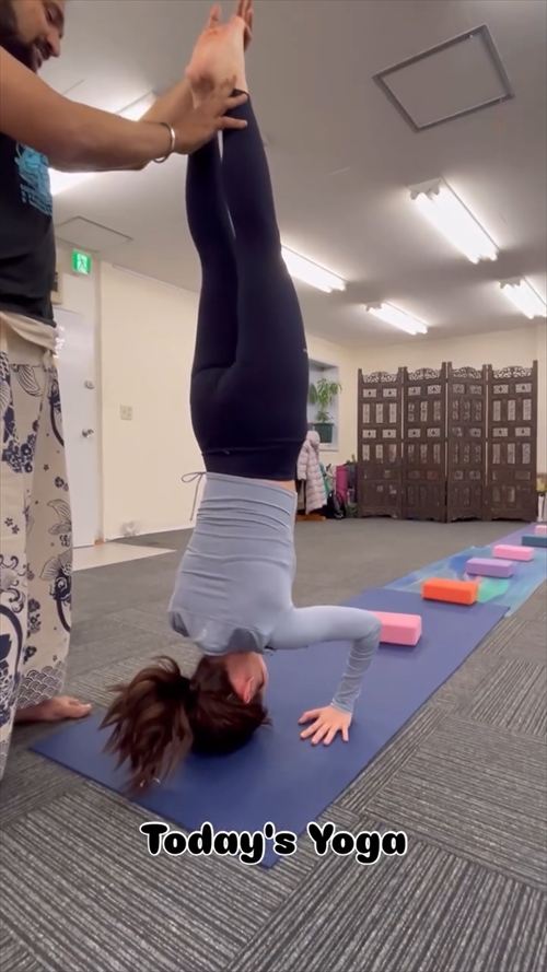 滝菜月アナエロヨガポーズ尻の膨らみレギンス食い込み