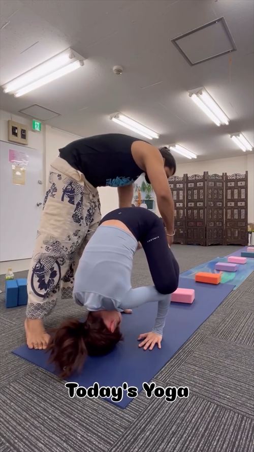 滝菜月アナエロヨガポーズ尻の膨らみレギンス食い込み