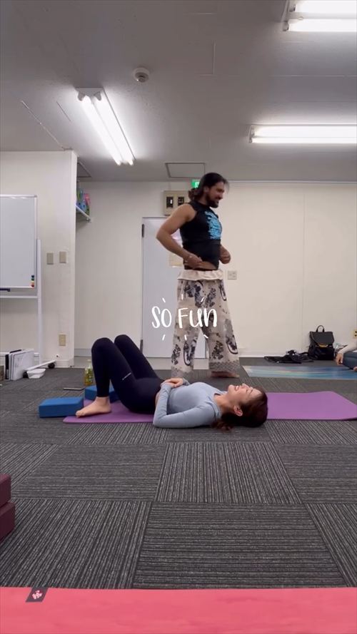 滝菜月アナエロヨガポーズ尻の膨らみレギンス食い込み