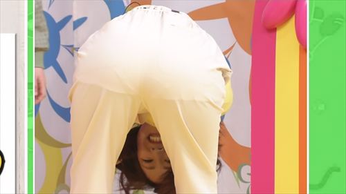 滝菜月アナエロヨガポーズ尻の膨らみレギンス食い込み