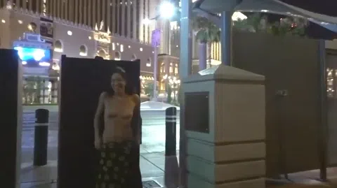 女性配信者エロ野外露出おっぱい乳首猥褻動画