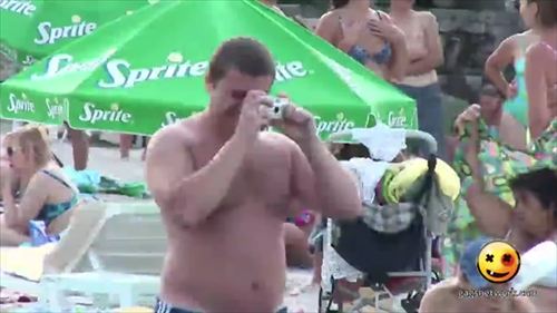 どっきりエロ海おっぱいポロリ乳首