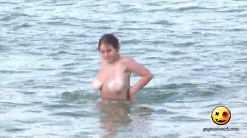 どっきりエロ海おっぱいポロリ乳首