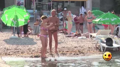 どっきりエロ海おっぱいポロリ乳首