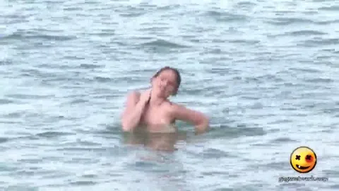 どっきりエロ海おっぱいポロリ乳首