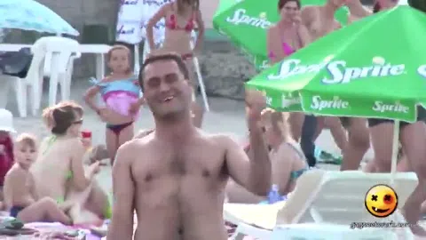 どっきりエロ海おっぱいポロリ乳首