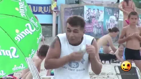 どっきりエロ海おっぱいポロリ乳首