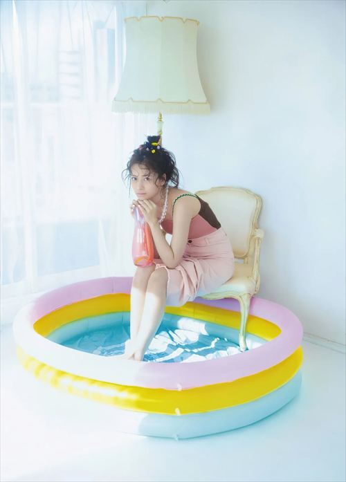 金川紗耶エロ股間グラビア