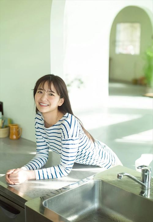 金川紗耶エロ股間グラビア