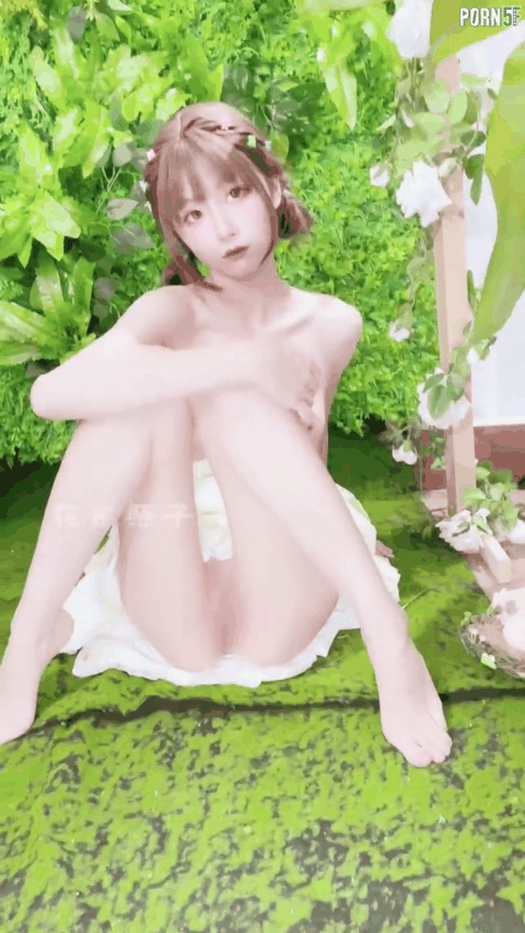 地下アイドルの撮影会、全裸でマ〇コまで見せてくれるｗｗ(GIF動画あり)