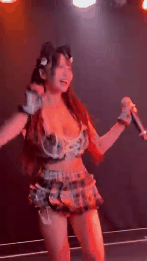 地下アイドル、ポロリしそうなあぶない水着で踊ってしまうｗｗｗ（エロ動画あり）