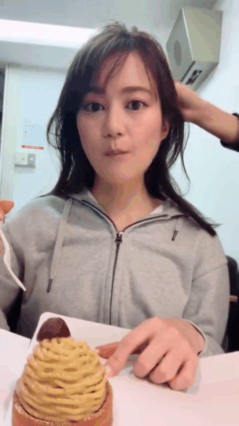 齋藤飛鳥と生田絵梨花のエッチな太もも露わにしたイチャイチャがたまらんｗｗ(エロGIF動画)