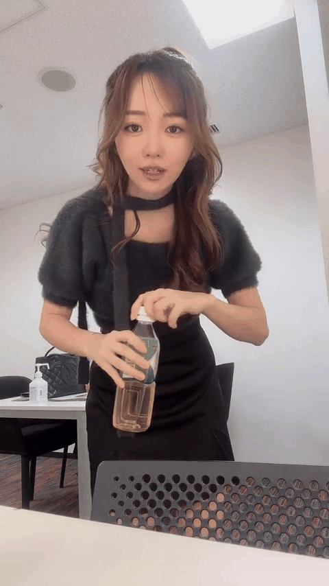 藤田かんな、ミニスカからパンツが見えてしまう・・(エロGIF動画あり)