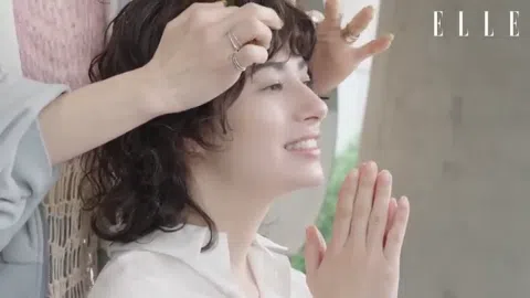 ホラン千秋さん、うっかり胸チラショットをアップしてしまうｗｗ（エロGIF動画）