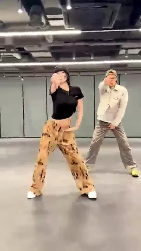TWICEのモモ（momo）、巨乳おっぱいがエロ過ぎる！水着やダンス胸揺れ、凄いｗｗｗ（エロGIF動画）