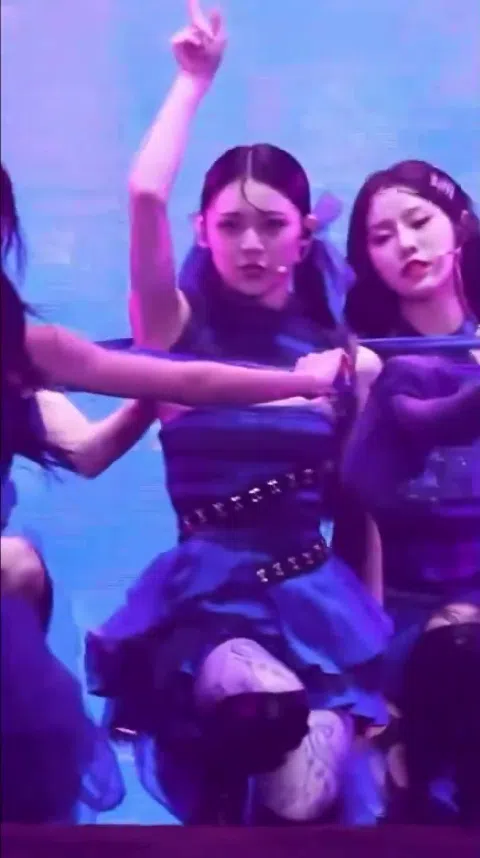 【おっぱいポロリ】台湾アイドル、乳首が見えても平然とダンスする姿が凄い！！！！